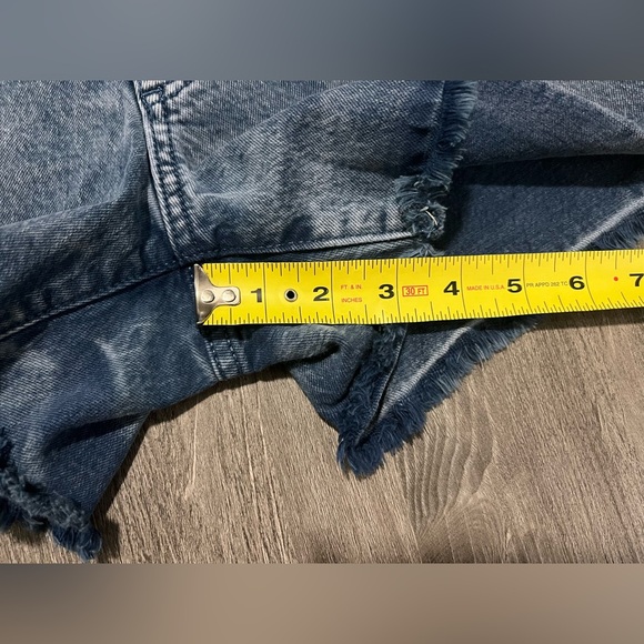 Universal Thread Denim Jean Shorts-Raw Hem, Med Wash-Women’s Sz 2 - Picture 4 of 10